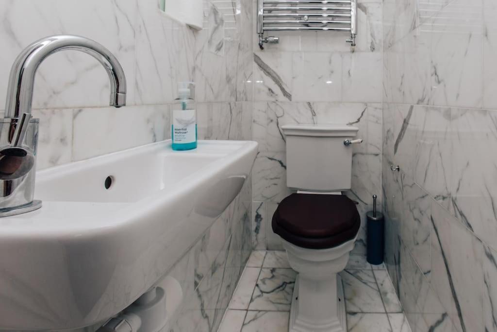 Vila Dolls House - Luxury Townhouse *Sleeps 10* Henley-on-Thames Exteriér fotografie